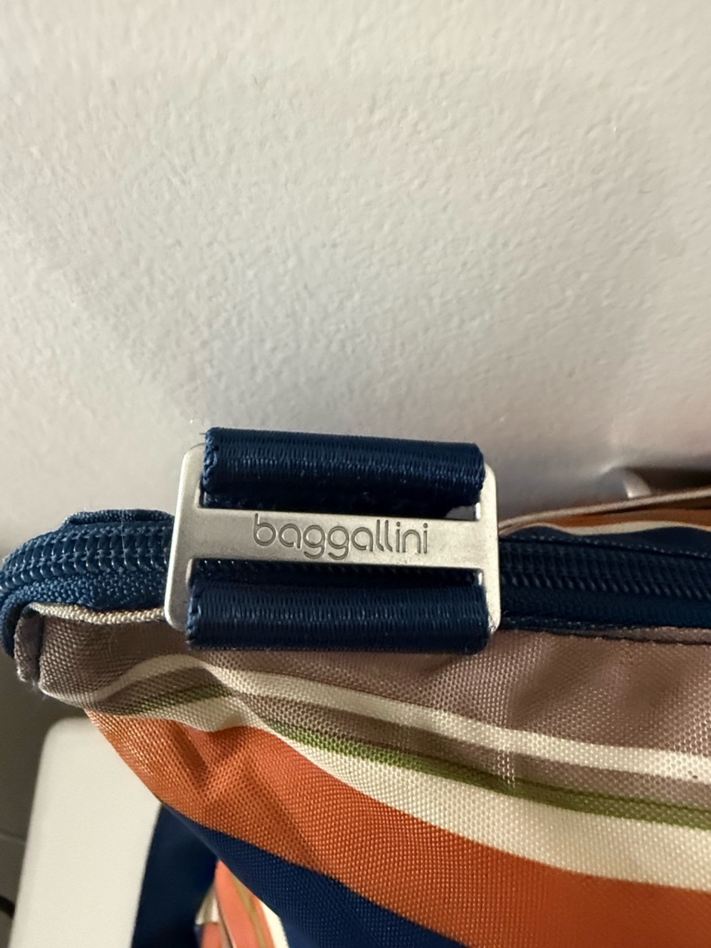baggallini Striped Blue Orange Crossbody Bag Adjustable Strap Silver Hardware Z… - Picture 5 of 8